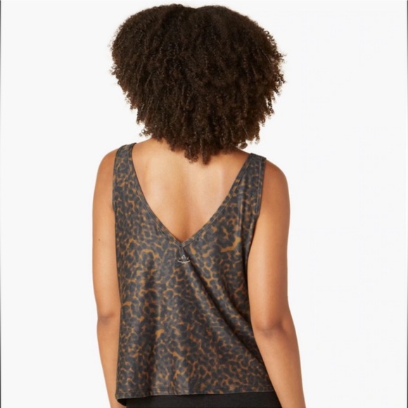 BEYOND YOGA Featherweight Printed Double V Tank - Tortoise Print - Picture 2 of 3